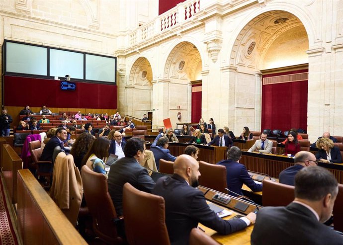 Archivo - Votación en un Pleno del Parlamento andaluz en una imagen de archivo