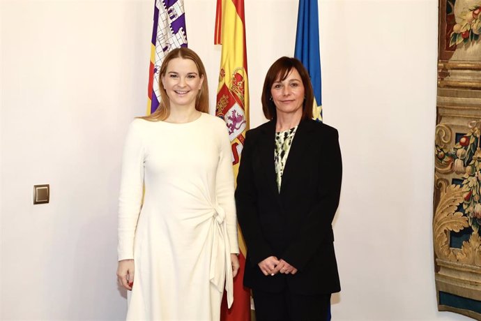 La presidenta del Govern, Marga Prohens, y la alcaldesa del Ayuntamiento de Alcúdia, Fina Linares.