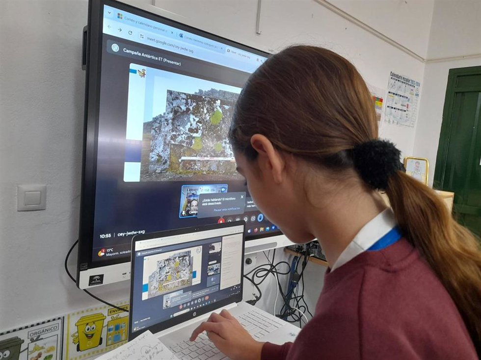 Una alumna del colegio San Ignacio del Viar durante la videoconferencia con la base Gabriel de Castilla