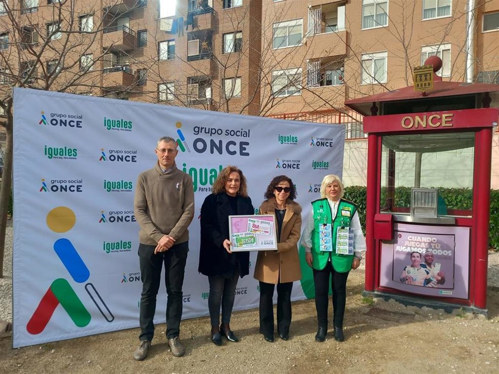La delegada de la ONCE en La Rioja, Belén González, ha presentado los cupones a la delegada del Gobierno en La Rioja, Beatriz Arraiz