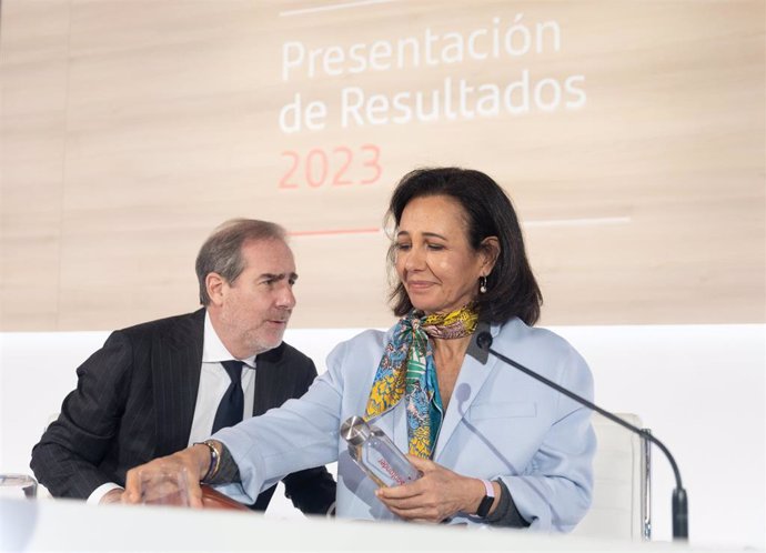 La presidenta del Banco Santander, Ana Botín, y el consejero delegado de la entidad financiera, Héctor Grisi, durante la presentación de los resultados del 2023 del Grupo Santander, en la Ciudad Grupo Santander, a 31 de enero de 2024, en Boadilla del Mont