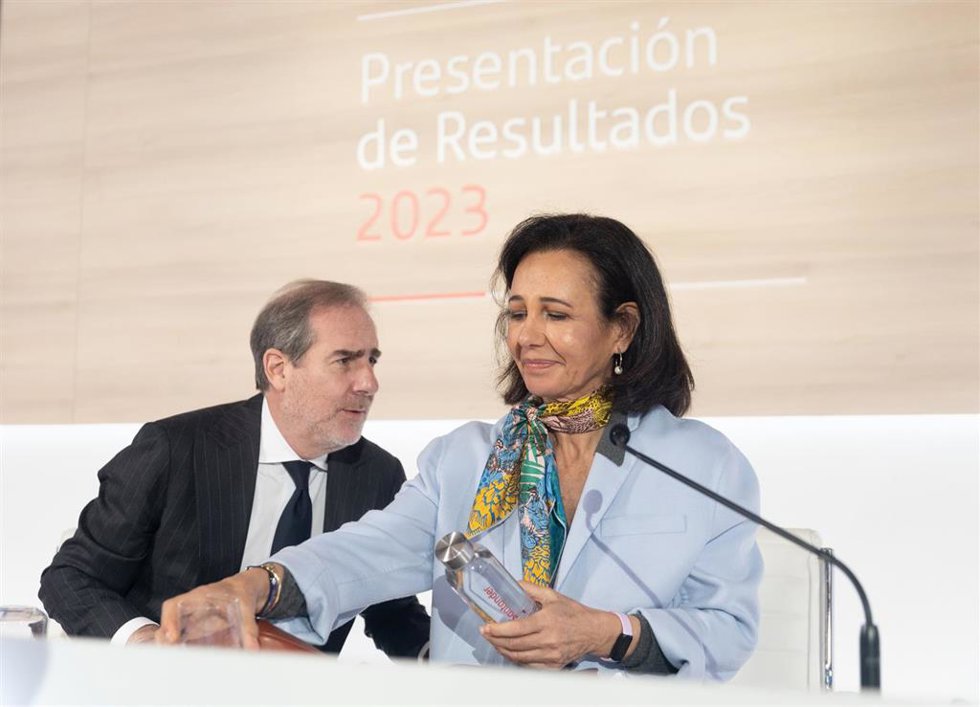 La presidenta del Banco Santander, Ana Botín, y el consejero delegado de la entidad financiera, Héctor Grisi, durante la presentación de los resultados del 2023 del Grupo Santander, en la Ciudad Grupo Santander, a 31 de enero de 2024, en Boadilla del Mo
