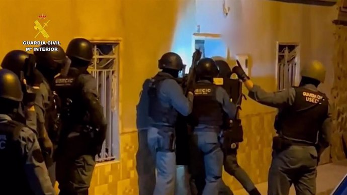 Agentes de la Guardia Civil irrumpen en un domicilio en el marco de la operación 'Pesquete'.