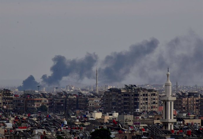 Archivo - Columnas de humo tras varios bombardeos de Israel contra los alrededores de la capital de Siria, Damasco (archivo)