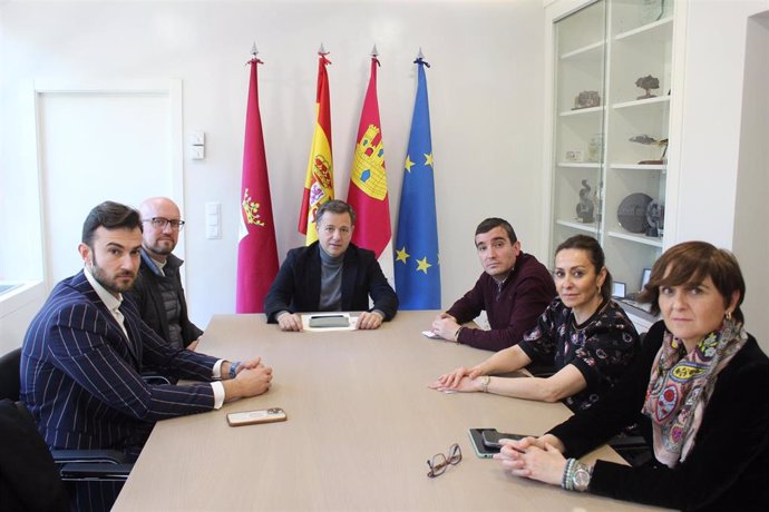 Reunión del alcalde de Albacete, Manuel Serrano, con la Junta de Cofradías.