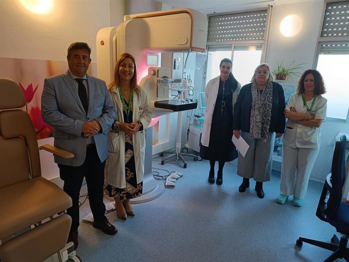 Autoridades junto al nuevo mamógrafo digital del Hospital de Riotinto (Huelva).