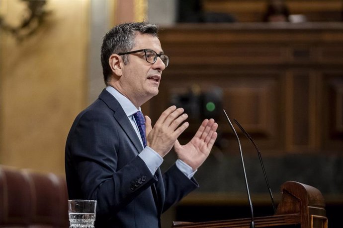 El ministro de la Presidencia, Justicia y Relaciones con las Cortes, Félix Bolaños, interviene durante la sesión plenaria en el Congreso de los Diputados, a 21 de febrero de 2024, en Madrid (España). 