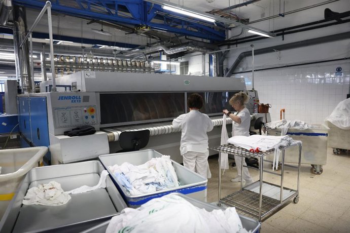 Profesionales en la lavandería del Hospital Universitario Virgen de las Nieves de Granada.