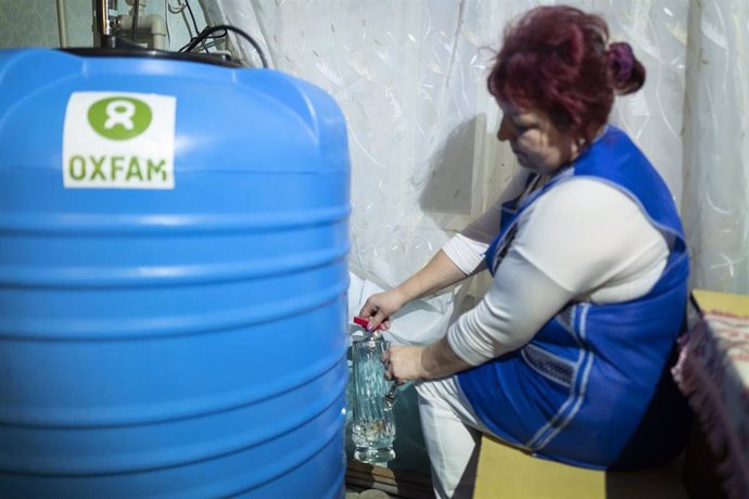 Archivo - Sistema de agua de Oxfam en una residencia en Ucrania.