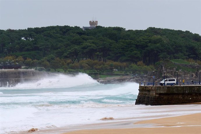 Archivo - Olas en una playa de Santander