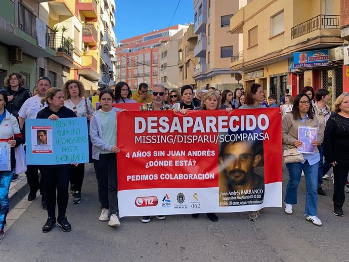 Familiares y allegados de Juan Andrés Barranco se concentran en Adra (Almería) para mantener su búsqueda.