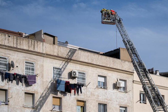 Varios agentes del cuerpo de Bomberos trabaja tras el derrumbe de un edificio en Badalona, a 6 de febrero de 2024, en Badalona (Barcelona).