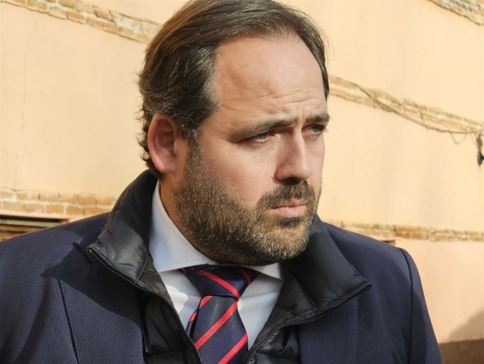 Paco Núñez durante su visita al Proyecto Hombre en Guadalajara.