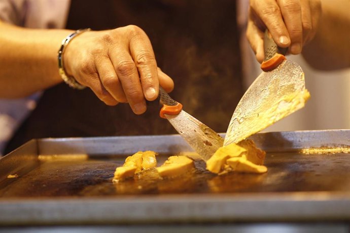 Archivo - Una persona cocinando.