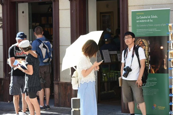 Archivo - Turistas en Toledo