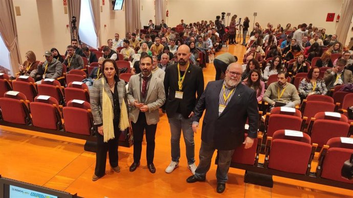 El presidente de Iprodeco (segundo por la izda.) en la inauguración de las jornadas 'Piensa en Amarillo'.