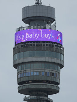 Archivo - he BT Tower in London displays a message in celebration of the birth of a baby boy to Prince Harry, the Duke of Sussex, and his wife Meghan, the Duchess of Sussex.