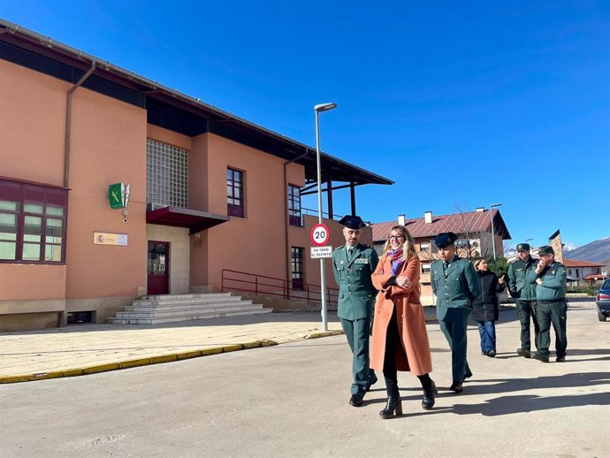 La delegada del Gobierno, Eugenia Gómez de Diego, anuncia el comienzo de las obras de rehabilitación del cuartel de la Guardia Civil de Reinosa