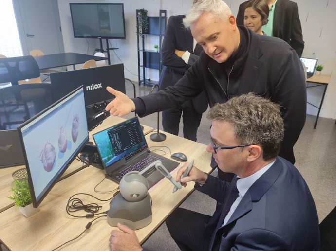 El vicepresidente del Govern y conseller de Economía, Hacienda e Innovación, Antoni Costa, isita la Escuela Universitaria Adema.