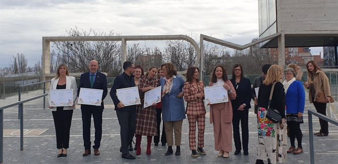 Foto de familia de los nueve municipios que han renovado su acreditación como 'Ciudad Amiga de la Infancia'