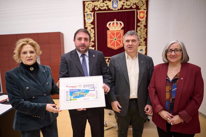 El delegado territorial de la ONCE en Navarra, Valentín Fortún, entrega al presidente del Parlamento de Navarra, Unai Hualde, el cupón dedicado a la reforma constitucional para la eliminación del término 'disminuido'.