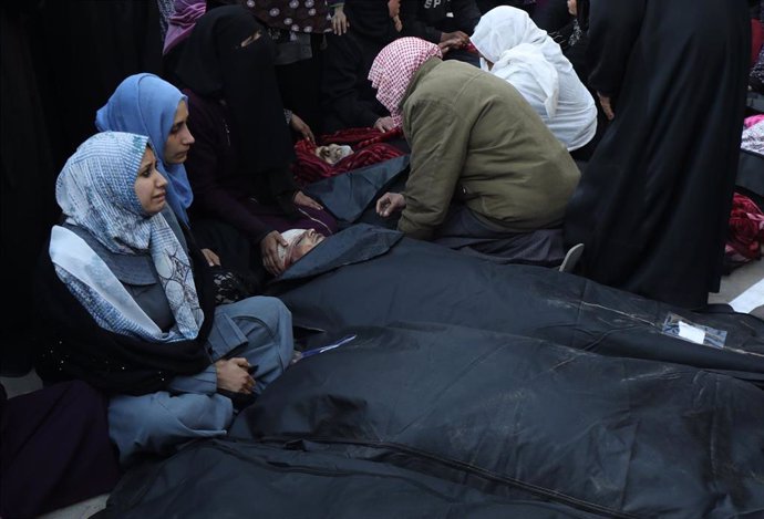 Un grupo de mujeres llora a sus muertos a las puertas de un hopistal en Gaza.