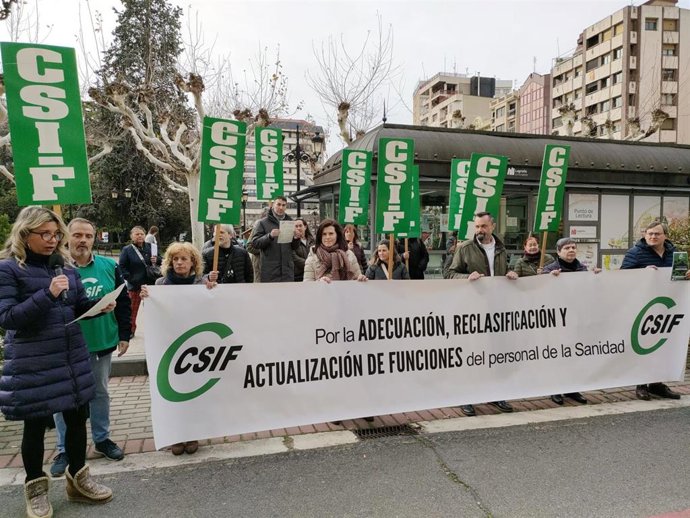 Una concentración del CSIF reclama la actualización de clasificaciones de todos los profesionales sanitarios