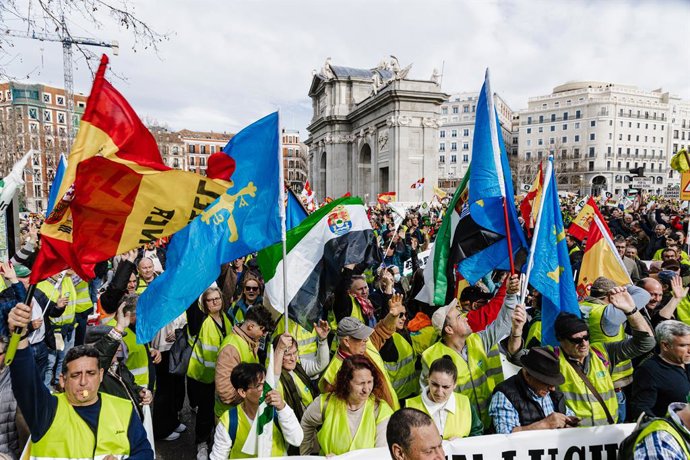 Cientos de agricultores se concentran en la Puerta de Alcalá durante la décimosexta jornada de protestas de los tractores en las carreteras españolas, a 21 de febrero de 2024, en Madrid (España). 