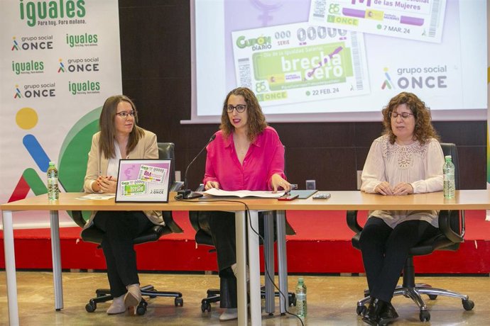 La consejera de Igualdad, Sara Simón, ha presentado dos cupones de la ONCE dedicados al Día de la Igualdad Salarial y al Día Internacional de las Mujeres.