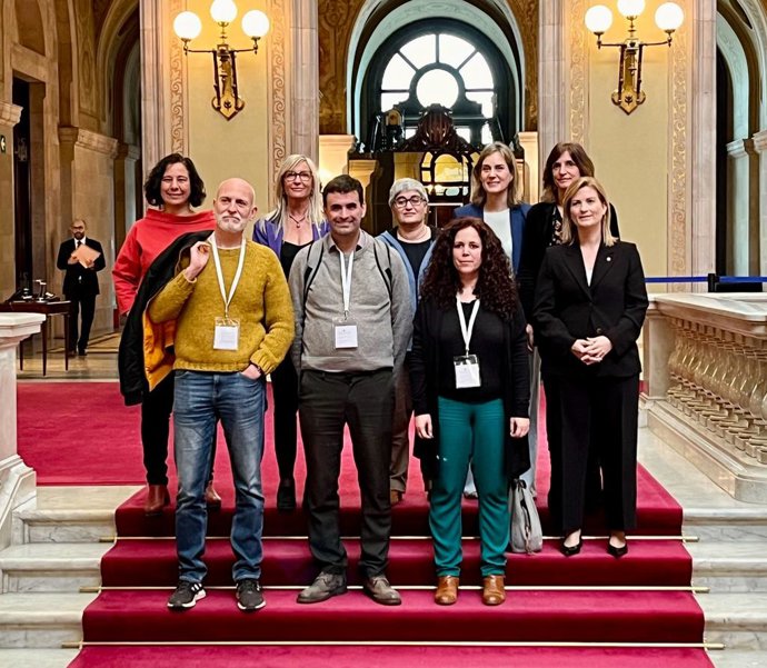 Diputadas de PSC-Units, ERC, Junts y comuns con víctimas de abusos sexuales tras la votación en el Parlament de la proposición de ley para la no prescripción de delitos sexuales contra menores