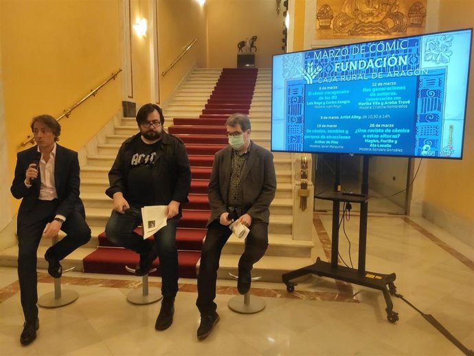 El director de Fundación Caja Rural de Aragón, Carlos López, el coordinador del ciclo, Gonzalo González, y el director de Arte de 'Aragón es otra Historia', Daniel Viñuales.