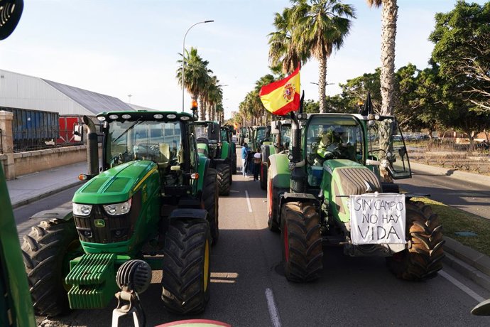 Cientos de agricultores y ganaderos cortan las principales calles de acceso a la capital malagueña. A 6 de febrero de 2024, en Málaga, (Andalucía, España). Cientos de agricultores con tractores, convocados por las redes sociales y sin previa autorizació