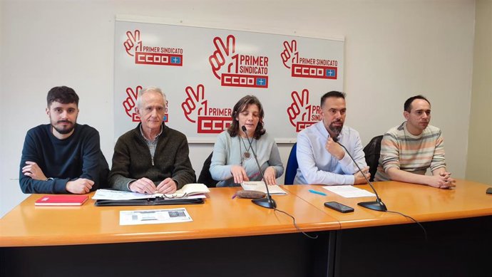 El secretario general de CCOO de Asturias, José Manuel Zapico, con la secretaria general de la Federación de Servicios a la Ciudadanía (FSC), Luz García, y el responsable del sector ferroviario de la organización, José Alberto Ramos.