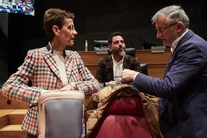 Archivo - (I-D) La presidenta del Gobierno de Navarra, María Chivite; el secretario de Organización del PSN, Ramón Alzórriz y el vicepresidente primero y consejero de Presidencia e Igualdad, Félix Taberna, en el Parlamento de Navarra.