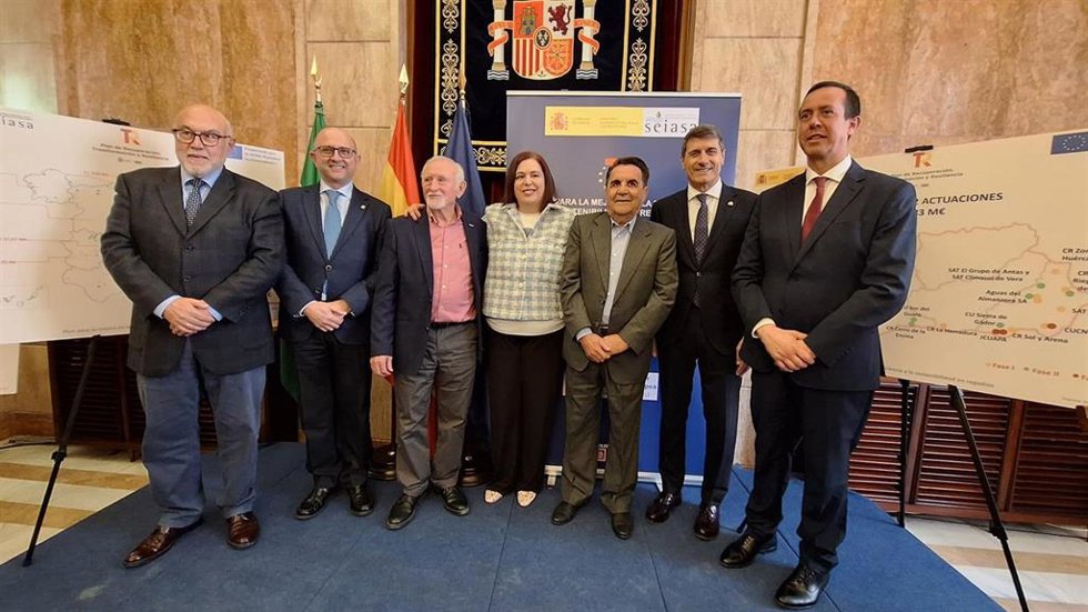 Firma del convenio entre Seiasa y comunidades de usuarios de Níjar y El Ejido, en Almería, en materia hídrica