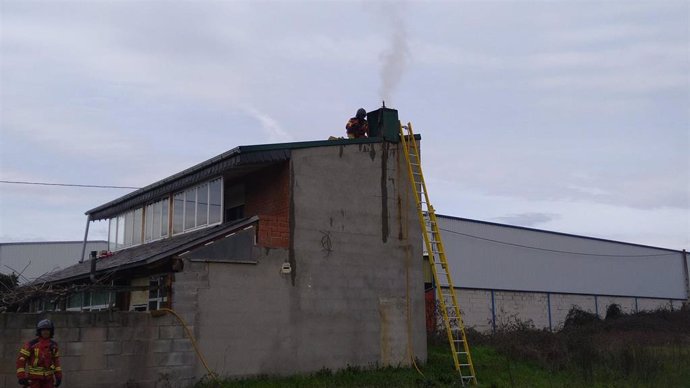 Los Bomberos de Ponferrada, durante la intervención en el incendio de una vivienda en la avenida de Portugal.