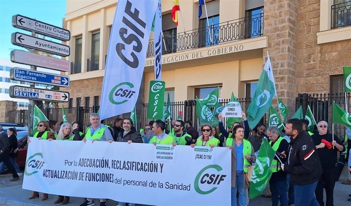 Concentración de CSIF en Cádiz para exigir la "actualización de funciones y reclasificación" de personal público sanitario