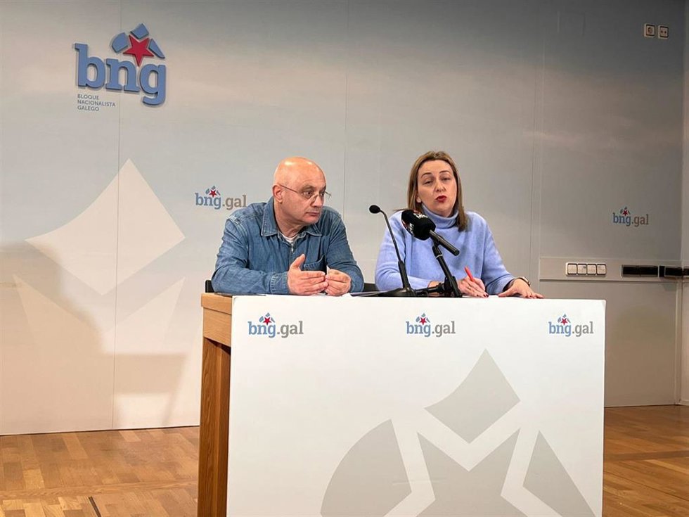 Rueda de prensa del responsable local del BNG en Santiago, Xan Fernández Bello, y de la portavoz del BNG en el Ayuntamiento de Santiago, Mírima Louzao, para valorar los resultados electorales del 18 de febrero
