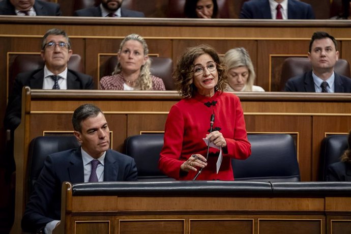 La vicepresidenta primera y ministra de Hacienda, María Jesús Montero, interviene durante la sesión plenaria en el Congreso de los Diputados, a 21 de febrero de 2024, en Madrid (España). 