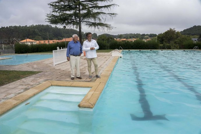 Archivo - El alcalde de Camargo, Diego Movellán, y el pedáneo de Camargo, Ramón Mazo, en las piscinas