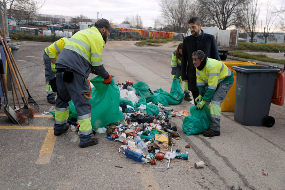Trabajadores del Ayuntamiento de Alcorcón recogiendo basura.