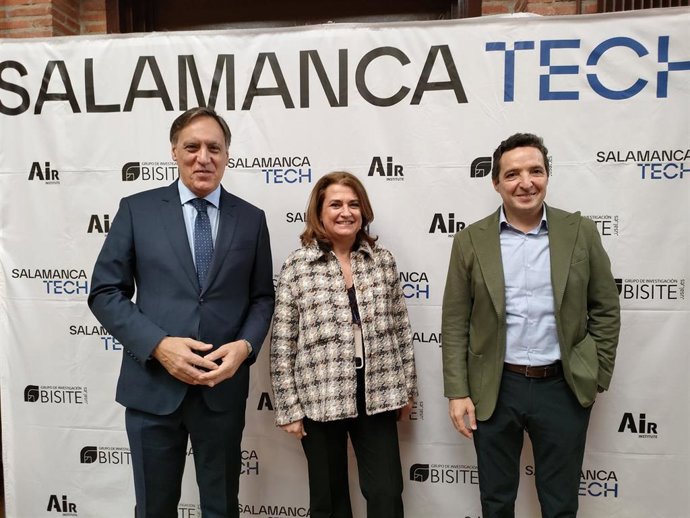 El alcalde de Salamanca, Carlos García Carbayo, la vicerrectora de la USAL Ana Martín y el catedrático de la USAL Juan Manuel Corchado, de izquierda a derecha en la Facultad de Farmacia