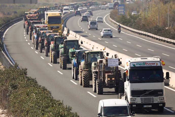 Tractores y camiones recorren las carreteras de la Región en la movilización convocada por las tres organizaciones agrarias UPA, COAG y ASAJA en defensa del campo