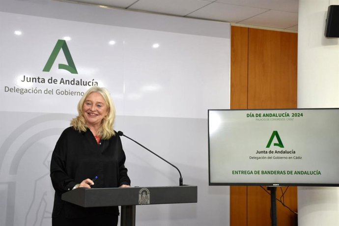 Mercedes Colombo presentando los distinguidos con la Bandera de Andalucía en la provincia.