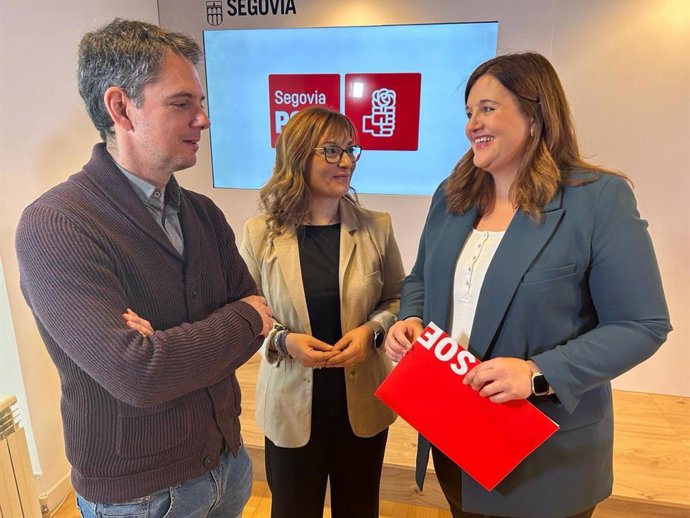 Los concejales socialistas Antonio Reguera y Mayte Mañas, con la portavoz socialista municipal, Clara Martín