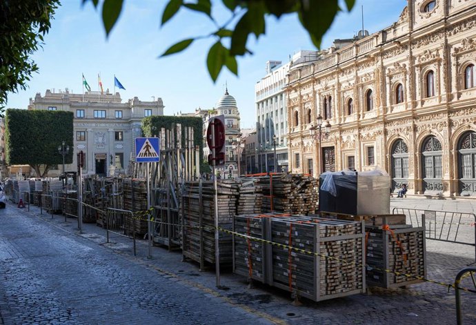 Primeras estructuras de los palcos de la Semana Santa en la Plaza de San Francisco.