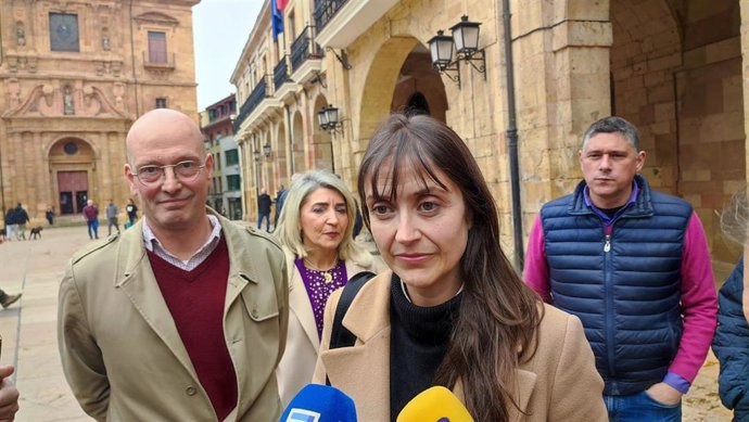 La portavoz de la plataforma de vecinos de la Fábrica de Gas, Miriam Perandones, atiende a los medios.