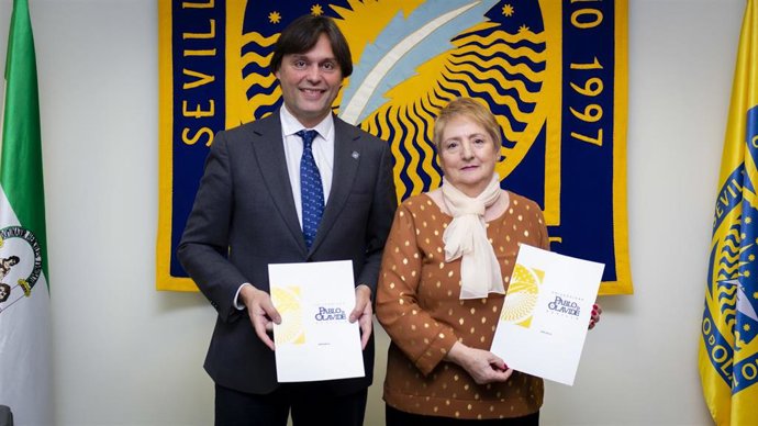 El rector de la Universidad Pablo de Olavide, Francisco Oliva Blázquez, y la presidenta de la Asociación Socioeducativa Ámbar-21, Manuela Pérez Alonso.