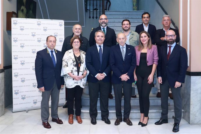 Archivo - Foto de familia de la junta directiva del Ateneo, con su presidente al frente (en el centro de la imagen), con ocasión de la presentación de las carrozas de la Cabalgata de 2024, en la sede de la institución.