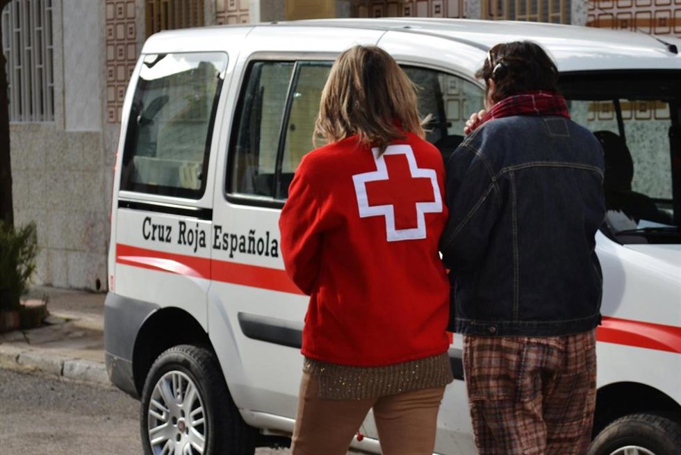 Archivo - Una voluntaria de Cruz Roja durante una atención.